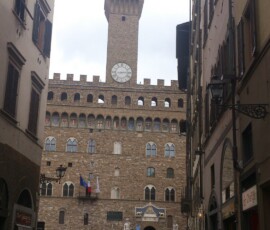 Florencja – Palazzo Vecchio Palazzo Vecchio z wieżą zegarową widziany z bocznej uliczki we Florencji