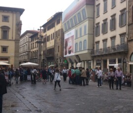 Florencja – plac w centrum Plac w centrum Florencji otoczony renesansowymi kamienicami