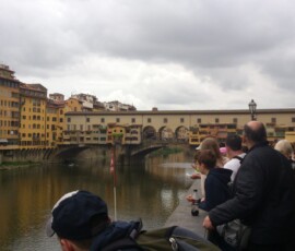 Florencja – Ponte Vecchio Ponte Vecchio nad rzeką Arno we Florencji widziany z sąsiedniego mostu