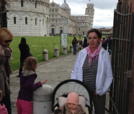 Marianna i mama na Placu Cudów w Pizie Mama z małą Marianną w wózku na Placu Cudów w Pizie, Krzywa Wieża w tle