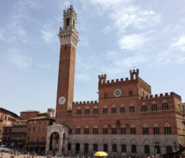 Siena – Palazzo Pubblico z Torre del Mangia Palazzo Pubblico z wysoką Torre del Mangia na Piazza del Campo w Sienie