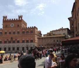 Siena – Piazza del Campo Piazza del Campo w Sienie z kawiarniami i tłumem turystów