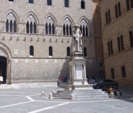 Siena – Piazza Salimbeni z pomnikiem Piazza Salimbeni w Sienie z pomnikiem i siedzibą Monte dei Paschi