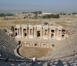 Amfiteatr w Hierapolis – 12 000 miejsc, zbudowany w II wieku n.e. Widok z trybun na dolinę Meandru zapiera dech. Imponujący starożytny amfiteatr w Hierapolis koło Pamukkale z widokiem na dolinę
