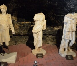 Marmurowe rzeźby z Hierapolis – Artemida, Afrodyta i Apollo bez głowy. Muzeum w tunelu przy wejściu. Marmurowe antyczne rzeźby z Hierapolis wystawione w muzeum przy Pamukkale