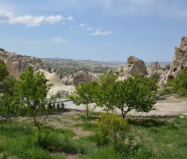 Widok na dolinę Göreme. Tysiące kominów wulkanicznych, groty, starożytne kościoły. Szeroka panorama doliny Göreme w Kapadocji z białymi skalnymi kominami i grotami