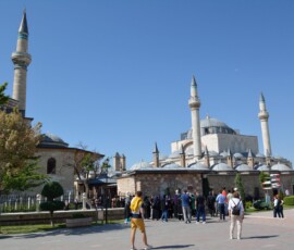 Konya jest pełna pielgrzymów przez cały rok. Mauzoleum Rumiego to jedno z najważniejszych miejsc islamu. Panoramiczny widok na mauzoleum Rumiego i meczet Selimiye w Konyi