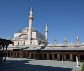 Konya – miasto Rumiego. Meczet Selimiye i jego idealne proporcje osmańskiej architektury. Dziedziniec Meczetu Selimiye w Konyi z minaretami i osmańską architekturą