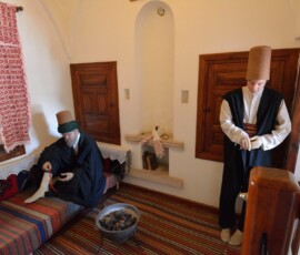Rekonstrukcja życia derwiszy z bractwa Mevlevi. Historia zatrzymana w jednej chwili. Manekiny derwiszy w tradycyjnych strojach w odtworzonych wnętrzach muzeum Rumiego