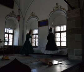 Taniec sema – wirujące derwiszki. W muzeum stoją manekiny, ale wystarczy zamknąć oczy żeby poczuć ruch. Manekiny w tradycyjnych strojach derwiszy wykonujące taniec sema w muzeum Konyi