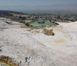 Pamukkale – widok z tarasów w dół na miasto i dolinę. Stoisz na białej skale i masz wrażenie że zaraz odlecisz. Widok z białych wapiennych tarasów Pamukkale na miasto Denizli w dolinie