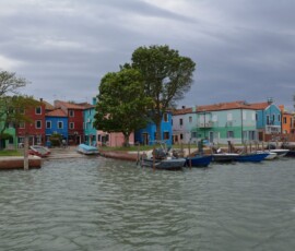 Burano – kanał z łódkami Łódki rybackie przy kolorowych kamienicach na wyspie Burano