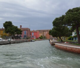 Burano – panorama kanału Panorama głównego kanału wyspy Burano z kolorowymi domami