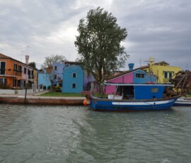 Burano – kolorowe kamienice przy kanale Kolorowe kamienice wyspy Burano odbite w kanale