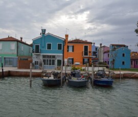 Burano – domy w kolorach tęczy Jaskrawo kolorowe domy i łodzie rybackie przy kanale na Burano