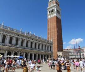 Campanile i Prokuratie – tłum turystów Campanile di San Marco z tłumem turystów przy Prokuratiach