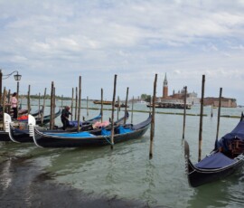 Gondole zacumowane, San Giorgio w tle Gondole zacumowane przy Riva degli Schiavoni z San Giorgio Maggiore w tle