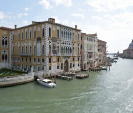 Kanał Grande – Palazzo Accademia Kanał Grande z Palazzo dell'Accademia i kopułą Santa Maria della Salute w tle