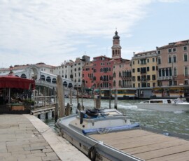 Kanał Grande – widok na Most Rialto Widok na Most Rialto z przystani vaporetto na Kanale Grande