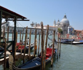 Gondole z kopułą Santa Maria della Salute Gondole przy przystani z kopułą bazyliki Santa Maria della Salute w tle