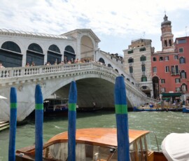 Most Rialto z gondolami Most Rialto na Kanale Grande, gondole przy przystani