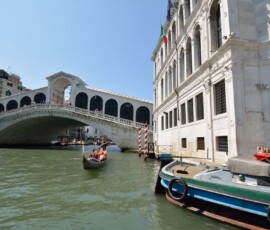 Most Rialto od strony wody Most Rialto widziany od dołu z Kanału Grande