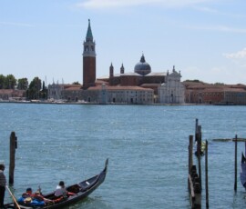San Giorgio Maggiore z gondolą Gondola na tle wyspy i bazyliki San Giorgio Maggiore