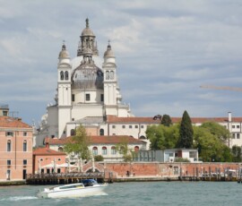 Santa Maria della Salute z wody Barokowa bazylika Santa Maria della Salute widziana z wody