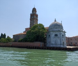 Wyspa San Michele z bliska Kościół San Michele in Isola i mur cmentarza widziane z wody