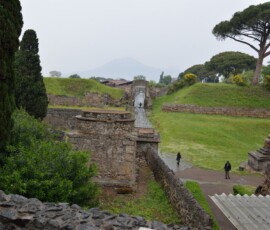 Pompeje – mury obronne z Wezuwiuszem Mury obronne Pompejów z widokiem na Wezuwiusza