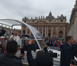 Papież Franciszek na Placu Świętego Piotra Papież Franciszek w papamobile na Placu Świętego Piotra w Watykanie