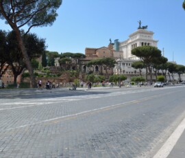 Via dei Fori Imperiali – panorama Panorama Via dei Fori Imperiali z ruinami For Cesarskich