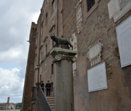 Wilczyca Kapitolińska na Kapitolu Wilczyca Kapitolińska na kolumnie przed Muzeum Kapitolińskim
