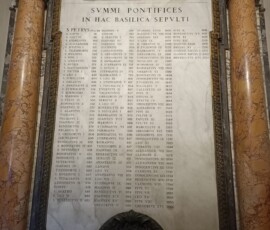 Bazylika – tablica papieży Tablica Summi Pontifices w Bazylice – lista wszystkich papieży pochowanych w Bazylice