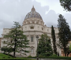 Bazylika – kopuła i ogrody Bazylika Świętego Piotra z tyłu z ogrodami i drzewami