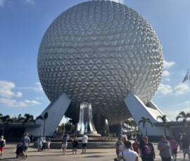 EPCOT – Spaceship Earth geodezja Charakterystyczna geodezyjna sfera Spaceship Earth przy wejściu do EPCOT