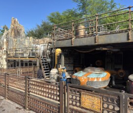 Star Wars Galaxy's Edge – baza na planecie Batuu Statki kosmiczne i zabudowania bazy Rebeliantów na planecie Batuu w Galaxy's Edge