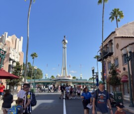Hollywood Studios – wielki plac z wieżą Główny plac Hollywood Studios z wieżą Sorcerer Mickey i palmami