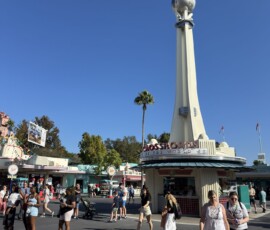 Hollywood Studios – wieża z Mickey Czarnoksiężnikiem Charakterystyczna wieża z figurą Myszki Miki na terenie Hollywood Studios