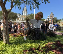 Magic Kingdom – jesienny strach na wróble i zamek Strach na wróble w jesiennych barwach z zamkiem Kopciuszka w tle