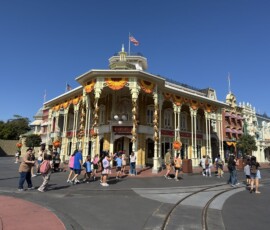 Main Street USA – jesienna dekoracja Główna ulica Main Street USA z jesiennymi dekoracjami pomarańczowymi