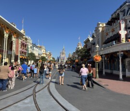 Main Street USA – widok na zamek Kopciuszka Perspektywa Main Street USA z zamkiem Kopciuszka na końcu ulicy