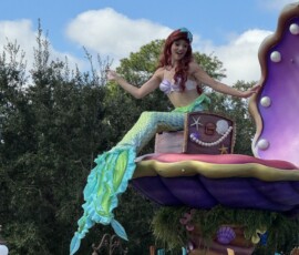 Parada Disney – Arielka Mała Syrenka Arielka na muszlowej platformie parady w Magic Kingdom