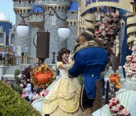 Parada Disney – Bella i Bestia Bella i Bestia na platformie parady przed zamkiem Kopciuszka