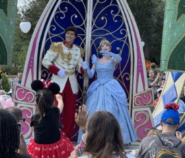 Parada Disney – Kopciuszek i Książę Kopciuszek i Książę na dekorowanej platformie parady w Magic Kingdom