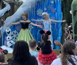 Parada Disney – Anna i Elsa z Krainy Lodu Anna i Elsa z Krainy Lodu na lodowej platformie parady