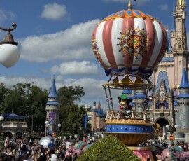 Parada Disney – Mickey na balonie i zamek Mickey Mouse na wielkim balonie na gorące powietrze w paradzie przed zamkiem