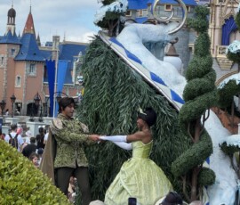 Parada Disney – Tiana i Naveen Tiana i Naveen z Księżniczki i Żaby na zimowej platformie parady