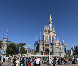 Zamek Kopciuszka – Magic Kingdom Zamek Kopciuszka w Magic Kingdom widziany od frontu