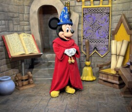 Mickey Mouse Czarnoksiężnik – spotkanie z Myszką Mickey Mouse jako Czarnoksiężnik w komnacie czarów w Magic Kingdom
